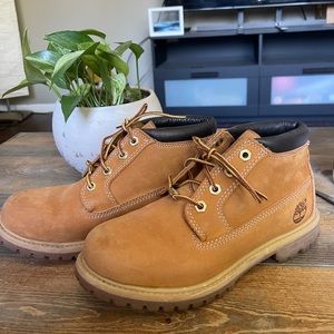 Gently used Timberlands W low rise boots!